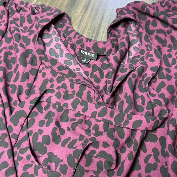 Torrid Leopard Print Blouse 3/4 Sleeve Button Detail Purple Gold Yellow Size 1 - Picture 3 of 4